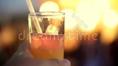 鸡尾酒会，一种在装有管子的玻璃中加入冰块的饮料，在肥皂、灯、闪烁的灯光下。 原件