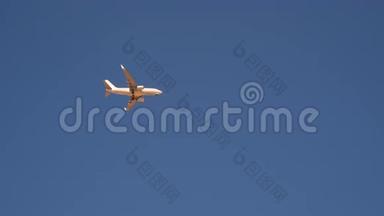 大型商用客机飞机着陆或起飞。 蓝天上的剪影