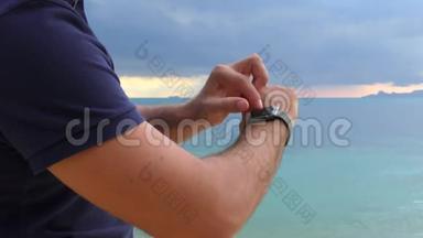 一个男人用智能手表`手，在海底用智能手表