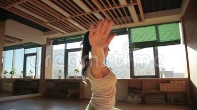 一个私人教练在瑜伽工作室做阿萨纳斯的抠像