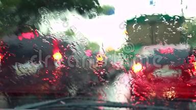 <strong>雨滴</strong>到汽车玻璃上，挡风玻璃雨刷擦<strong>雨滴</strong>