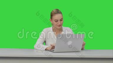 女人在工作场所享受美好的一天，在绿色屏幕上<strong>跳舞和唱歌</strong>，Chroma键。