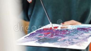 艺术家将不同颜色的丙烯酸涂料与画笔混合绘制。 绘制图片的颜色准备