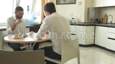 两个年轻人在工作中喝茶