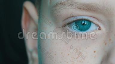 青绿色的眼睛，年轻的金发男孩，脸上有红色的雀斑，长长的白色睫毛，遮住了视野