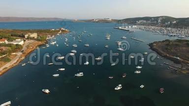 爱琴海海湾，有游艇、帆船和帆船。