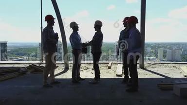 施工现场施工人员团队与业主握手的鸟瞰图，承包商小组会议