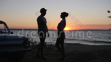 约会盖伊和女孩在海边的余晖中，遇见幸福的恋人在日落时筑海堤，夏天休息