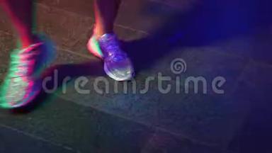 穿着银色鞋子`女人的腿在迪斯科<strong>酒吧</strong>的舞池里<strong>跳舞</strong>。 来自萨菲托夫的光。 4k