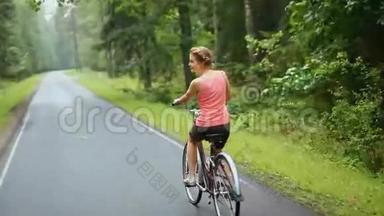 夏天下雨后，一位年轻的女士骑着老式自行车在森林路上