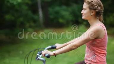 夏天下雨后，一位年轻的女士骑着老式自行车在森林路上