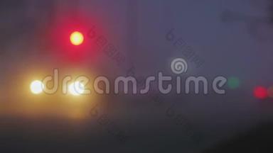 浓雾中模糊的黄昏城市形象，恶劣的天气条件