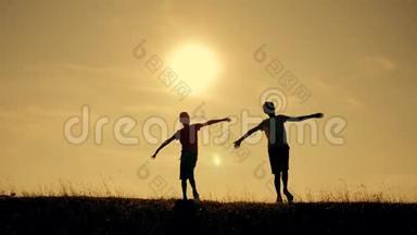 两个男孩在日落时玩一架木飞机。 孩子们玩飞机的剪影。 飞行的梦想。 儿童
