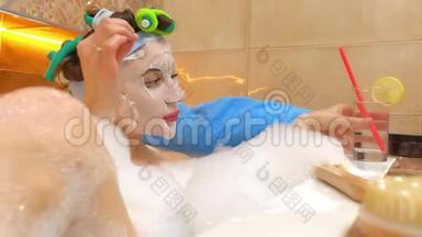带着面罩的年轻女人在泡沫浴缸里喝着酒。 放松<strong>时间</strong>。 4K<strong>视频</strong>