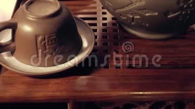 用泥杯和茶壶在沙班上倾斜拍摄。 <strong>茶几</strong>上的中国传统茶道。