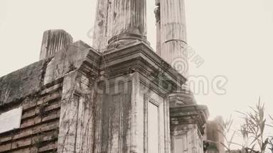 精彩而充满活力的景色展示了意大利罗马大理石柱的令人印象深刻的建造。