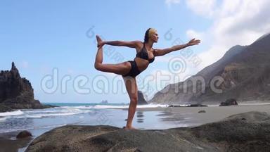 一条腿站在石头上做瑜伽平衡的女孩。 <strong>心灵</strong>的平静。 <strong>健康</strong>生活方式