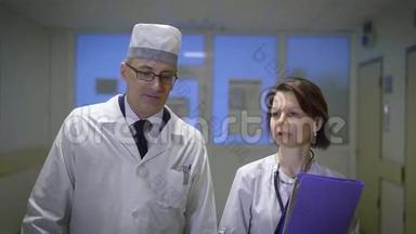 医院大厅两名医生。 两名穿着特别制服的高级医生在医院大厅散步，