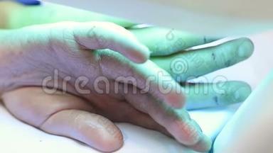 银屑病患者的手在紫外线灯下特写。