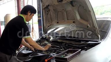 亚洲机械师维修汽车发动机阀门。