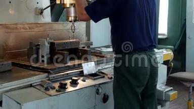 一个人专门在一台金属工件上的钻床上钻洞，这是个小生意