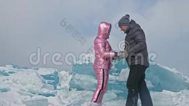 在冰封的湖面上，年轻夫妇在冬天散步时玩得很<strong>开心</strong>。 情侣们玩得很<strong>开心</strong>，笑了
