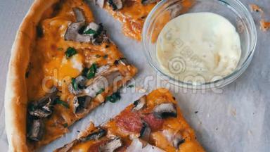 许多匹萨都有不同的馅料，橄榄，鸡肉，蘑菇，奶酪，培根，腊肠，蔬菜旁边的酱汁