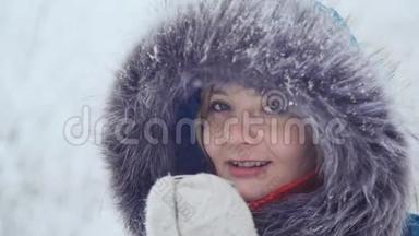 一个穿着手套的好女孩在冬天的公园里喝热茶取暖。