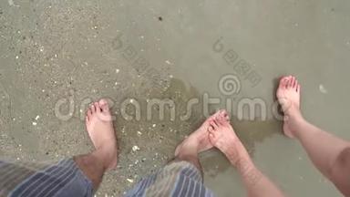 爱情情侣光着脚在沙滩上散步