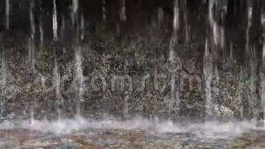 喷泉流落在水面上