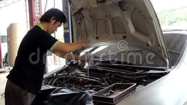 亚洲机械师安装<strong>汽车</strong>发动机阀门。