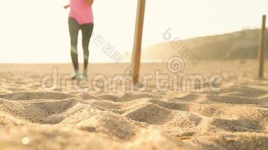跑鞋-日落时在沙滩上系鞋带的女人。 慢动作