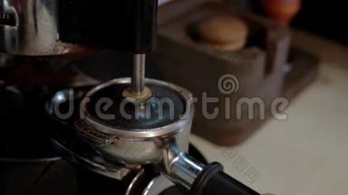咖啡师在咖啡吧里煮咖啡