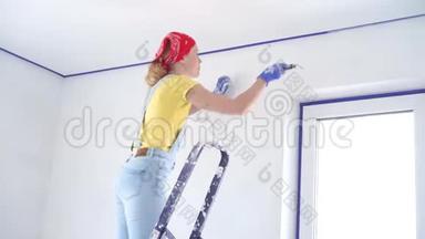 公寓维修专业油漆工用白色油漆滚筒油漆墙壁