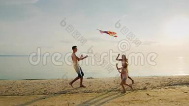 两个姐姐跑向哥哥，哥哥正在放风筝。 幸福的家庭和无忧无虑的童年