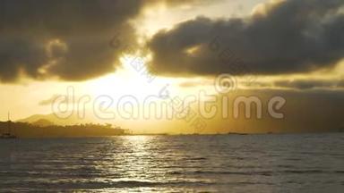澳大利亚昆士兰夏季的Airlie海滩日落