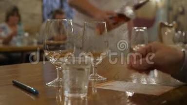 品酒室品酒.. 参观克里米亚酒庄。 巴卡利站在桌子上。 <strong>把酒</strong>倒进