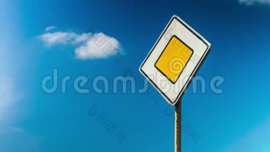 道路交通管制标志.. 规则的道路，主干道.. 汽车交通。 用云彩在天空上<strong>签</strong>名。