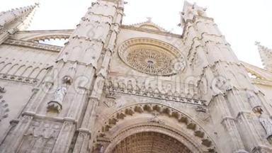 巴塞罗那，西班牙-2018年5月：哥特式天主教大教堂正面台阶。 库存。 巴塞罗那大教堂，戈蒂奇街区