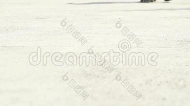 慢动作滑冰男孩骑在滑板在滑板公园户外。 橙色滑板脚穿鞋，滑板甲板