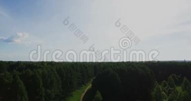 空中观景台。 飞过美丽的森林树木.. 空中<strong>摄影机</strong>拍摄。 景观全景