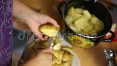 厨师用刀子把土豆洗净