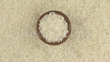 旋转和接近的大米在一个粘土锅，站在水稻种子的背景。