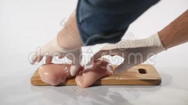 2块生鸡片落在木板上，而不是用手从木板上取下