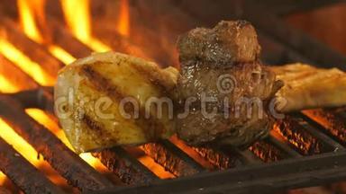 烤肉，两个鸡肉片或火鸡肉，上面有烤架印，小牛肉在烤架上烤着，厨师