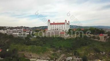 布拉迪斯拉发空中城市景观。 布拉迪斯拉发城堡和老城的景色