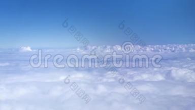 从飞机窗口飘来的<strong>蓝天</strong>白云。 从窗外的飞机在<strong>蓝天</strong>白云中观看。 天堂