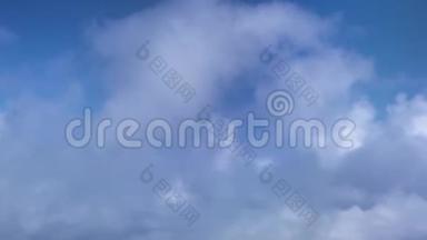 蓝天白云从飞机窗口。 从窗口飞行的飞机在蓝天的蓬松云中观看。 天堂