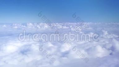 从飞机窗口飘来的蓝天白云。 从窗外的飞机在蓝天白云中观看。 天堂