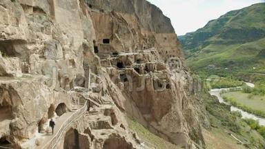 一位<strong>游客</strong>参观了格鲁吉亚瓦尔齐亚洞穴修道院的<strong>景点</strong>。